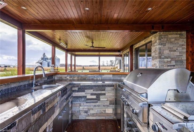 Beautiful built in outdoor kitchen for all your entertaining functions. Fantastic gas BBQ and refrigeration with commercial stainless steel counter tops.